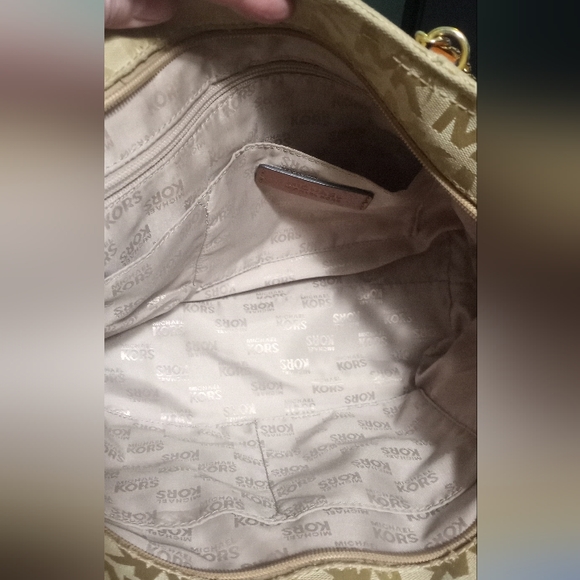 Michael Kors Jet Set Tote - Picture 8 of 9